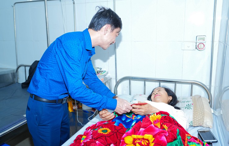 ĐOÀN THANH NIÊN NGÂN HÀNG AGRIBANK QUỐC OAI TỔ CHỨC CHƯƠNG TRÌNH "XUÂN YÊU THƯƠNG" TRAO QUÀ CHO BỆNH NHÂN ĐIỀU TRỊ NỘI TRÚ TẠI BỆNH VIỆN ĐA KHOA QUỐC OAI- Ảnh 9.