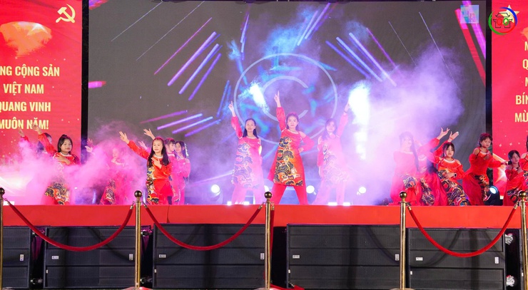 Rộn ràng Đêm giao thừa Xuân Bính Ngọ 2026: Sắc xuân thăng hoa – Pháo hoa rực sáng bầu trời Quốc Oai- Ảnh 9.