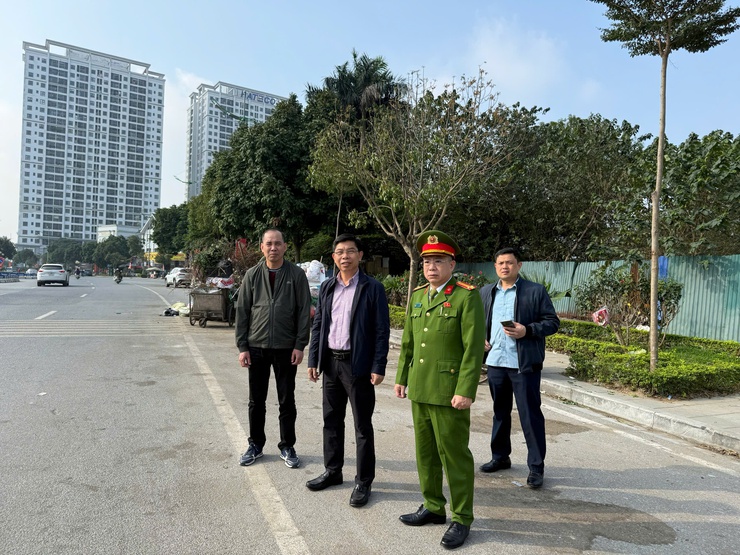 Bí thư Đảng ủy phường Xuân Phương kiểm tra công tác vệ sinh môi trường dịp Tết Nguyên đán 2026- Ảnh 1.