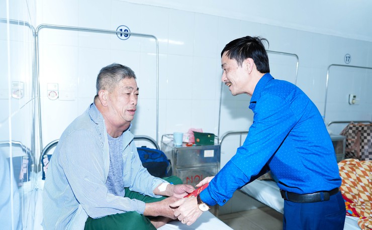 ĐOÀN THANH NIÊN NGÂN HÀNG AGRIBANK QUỐC OAI TỔ CHỨC CHƯƠNG TRÌNH "XUÂN YÊU THƯƠNG" TRAO QUÀ CHO BỆNH NHÂN ĐIỀU TRỊ NỘI TRÚ TẠI BỆNH VIỆN ĐA KHOA QUỐC OAI- Ảnh 10.