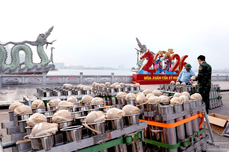 Lãnh đạo Bộ Tư lệnh Thủ đô kiểm tra, động viên lực lượng làm nhiệm vụ tại trận địa pháo hoa số 5, phường Tây Hồ- Ảnh 12.