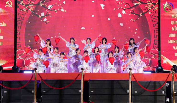 Rộn ràng Đêm giao thừa Xuân Bính Ngọ 2026: Sắc xuân thăng hoa – Pháo hoa rực sáng bầu trời Quốc Oai- Ảnh 11.