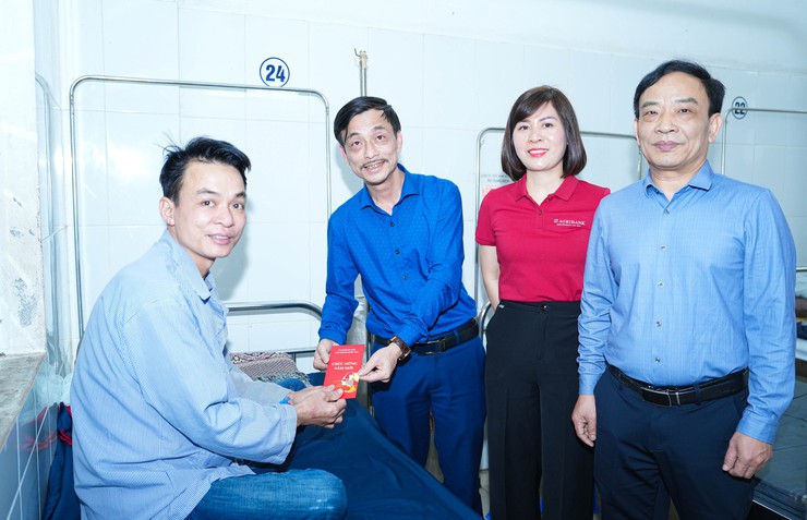 ĐOÀN THANH NIÊN NGÂN HÀNG AGRIBANK QUỐC OAI TỔ CHỨC CHƯƠNG TRÌNH "XUÂN YÊU THƯƠNG" TRAO QUÀ CHO BỆNH NHÂN ĐIỀU TRỊ NỘI TRÚ TẠI BỆNH VIỆN ĐA KHOA QUỐC OAI- Ảnh 12.