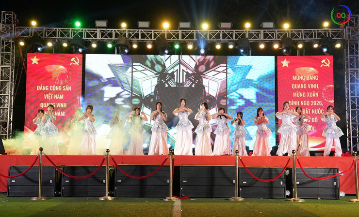 Rộn ràng Đêm giao thừa Xuân Bính Ngọ 2026: Sắc xuân thăng hoa – Pháo hoa rực sáng bầu trời Quốc Oai- Ảnh 12.