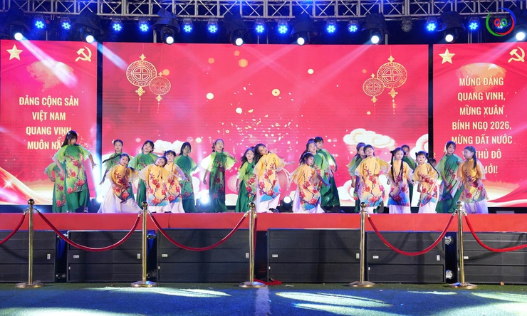 Rộn ràng Đêm giao thừa Xuân Bính Ngọ 2026: Sắc xuân thăng hoa – Pháo hoa rực sáng bầu trời Quốc Oai- Ảnh 13.