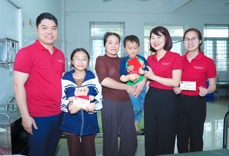 ĐOÀN THANH NIÊN NGÂN HÀNG AGRIBANK QUỐC OAI TỔ CHỨC CHƯƠNG TRÌNH "XUÂN YÊU THƯƠNG" TRAO QUÀ CHO BỆNH NHÂN ĐIỀU TRỊ NỘI TRÚ TẠI BỆNH VIỆN ĐA KHOA QUỐC OAI- Ảnh 15.