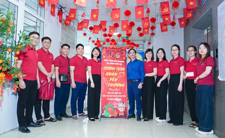 ĐOÀN THANH NIÊN NGÂN HÀNG AGRIBANK QUỐC OAI TỔ CHỨC CHƯƠNG TRÌNH "XUÂN YÊU THƯƠNG" TRAO QUÀ CHO BỆNH NHÂN ĐIỀU TRỊ NỘI TRÚ TẠI BỆNH VIỆN ĐA KHOA QUỐC OAI- Ảnh 16.