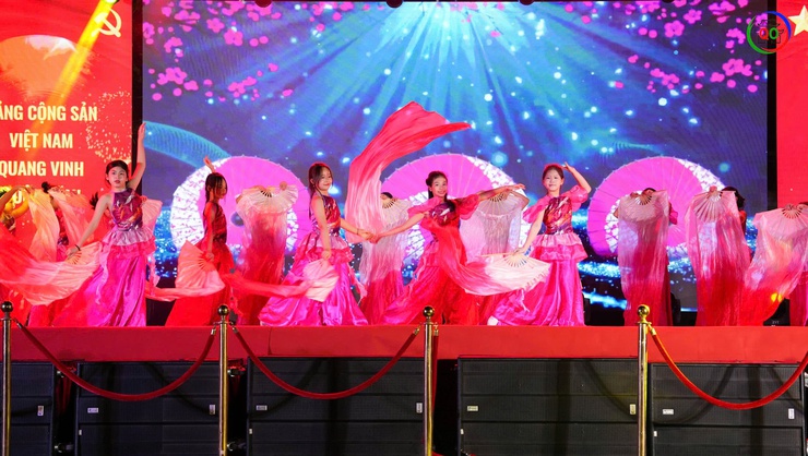 Rộn ràng Đêm giao thừa Xuân Bính Ngọ 2026: Sắc xuân thăng hoa – Pháo hoa rực sáng bầu trời Quốc Oai- Ảnh 16.