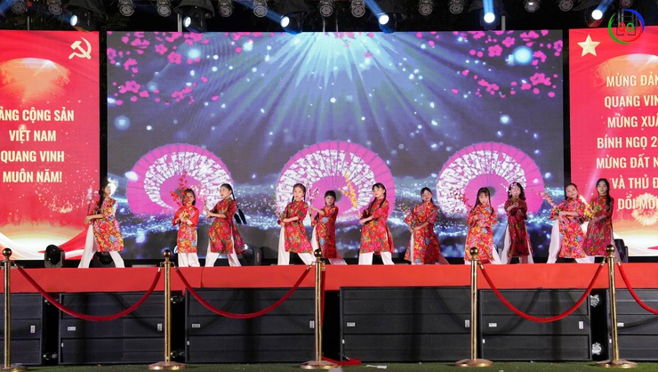 Rộn ràng Đêm giao thừa Xuân Bính Ngọ 2026: Sắc xuân thăng hoa – Pháo hoa rực sáng bầu trời Quốc Oai- Ảnh 17.