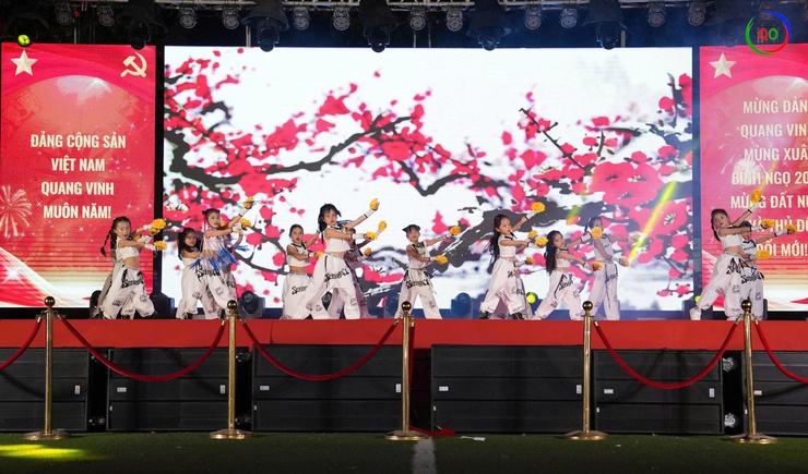 Rộn ràng Đêm giao thừa Xuân Bính Ngọ 2026: Sắc xuân thăng hoa – Pháo hoa rực sáng bầu trời Quốc Oai- Ảnh 18.