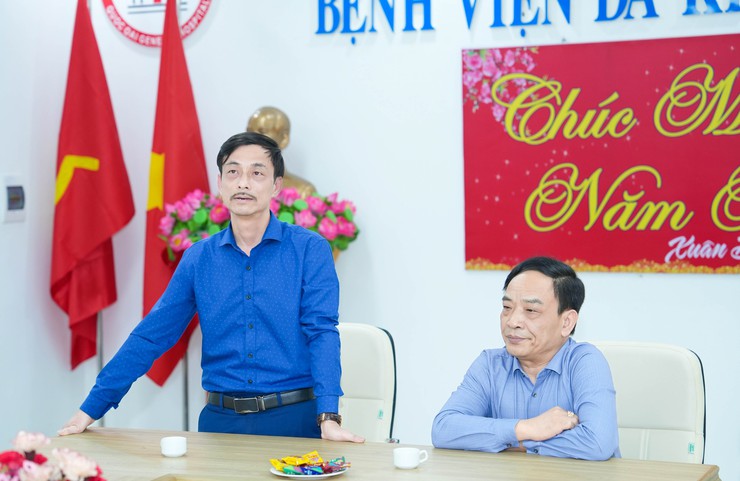 ĐOÀN THANH NIÊN NGÂN HÀNG AGRIBANK QUỐC OAI TỔ CHỨC CHƯƠNG TRÌNH "XUÂN YÊU THƯƠNG" TRAO QUÀ CHO BỆNH NHÂN ĐIỀU TRỊ NỘI TRÚ TẠI BỆNH VIỆN ĐA KHOA QUỐC OAI- Ảnh 2.