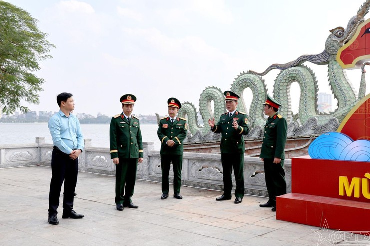Lãnh đạo Bộ Tư lệnh Thủ đô kiểm tra, động viên lực lượng làm nhiệm vụ tại trận địa pháo hoa số 5, phường Tây Hồ- Ảnh 2.