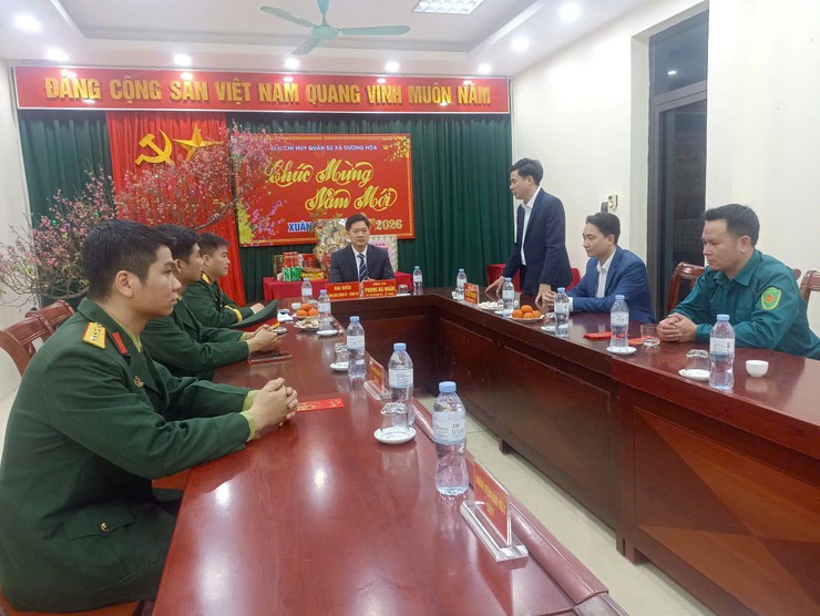 Lãnh đạo Đảng ủy, UBND xã Dương Hoà thăm, chúc Tết, tặng quà các đơn vị làm nhiệm vụ trực Tết- Ảnh 2.