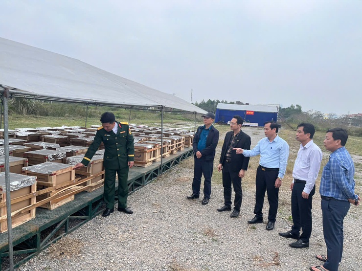 Lãnh đạo xã kiểm tra công tác chuẩn bị cho đêm Giao thừa - Ảnh 2.