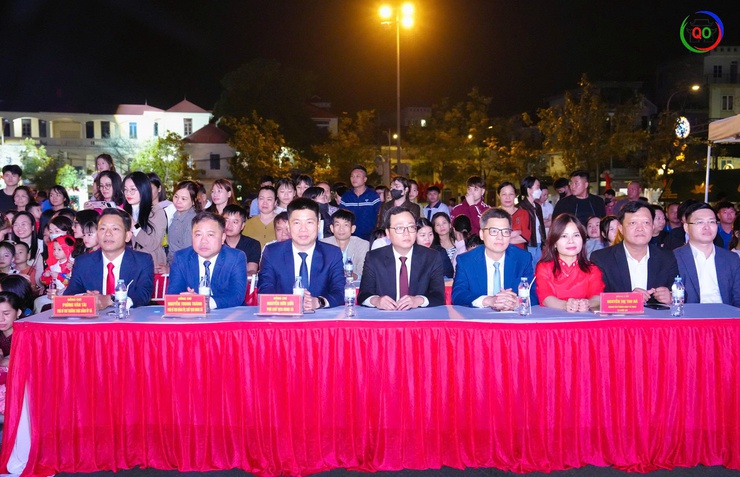 Rộn ràng Đêm giao thừa Xuân Bính Ngọ 2026: Sắc xuân thăng hoa – Pháo hoa rực sáng bầu trời Quốc Oai- Ảnh 2.