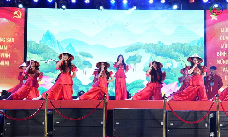 Rộn ràng Đêm giao thừa Xuân Bính Ngọ 2026: Sắc xuân thăng hoa – Pháo hoa rực sáng bầu trời Quốc Oai- Ảnh 21.