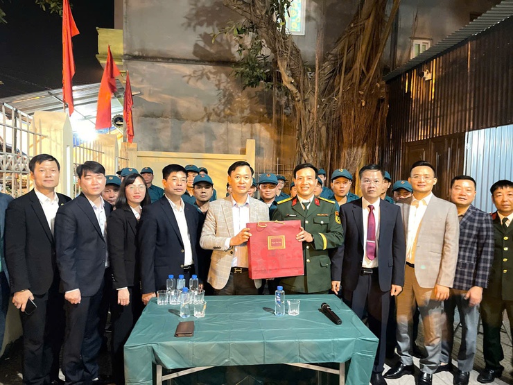 Lãnh đạo Đảng ủy- HĐND- UBND phường Phú Lương thăm và chúc tết Ban CHQS phường đêm giao thừa Bính Ngọ 2026- Ảnh 1.