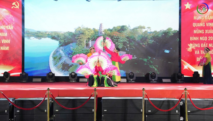 Rộn ràng Đêm giao thừa Xuân Bính Ngọ 2026: Sắc xuân thăng hoa – Pháo hoa rực sáng bầu trời Quốc Oai- Ảnh 23.