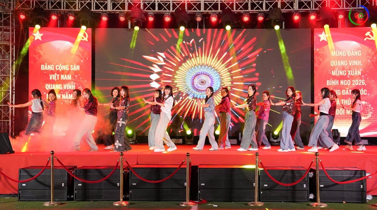 Rộn ràng Đêm giao thừa Xuân Bính Ngọ 2026: Sắc xuân thăng hoa – Pháo hoa rực sáng bầu trời Quốc Oai- Ảnh 24.