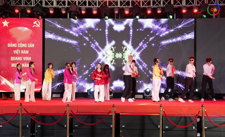 Rộn ràng Đêm giao thừa Xuân Bính Ngọ 2026: Sắc xuân thăng hoa – Pháo hoa rực sáng bầu trời Quốc Oai- Ảnh 26.