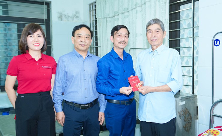 ĐOÀN THANH NIÊN NGÂN HÀNG AGRIBANK QUỐC OAI TỔ CHỨC CHƯƠNG TRÌNH "XUÂN YÊU THƯƠNG" TRAO QUÀ CHO BỆNH NHÂN ĐIỀU TRỊ NỘI TRÚ TẠI BỆNH VIỆN ĐA KHOA QUỐC OAI- Ảnh 3.
