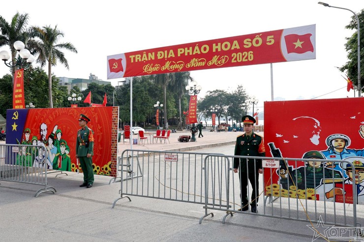 Lãnh đạo Bộ Tư lệnh Thủ đô kiểm tra, động viên lực lượng làm nhiệm vụ tại trận địa pháo hoa số 5, phường Tây Hồ- Ảnh 3.