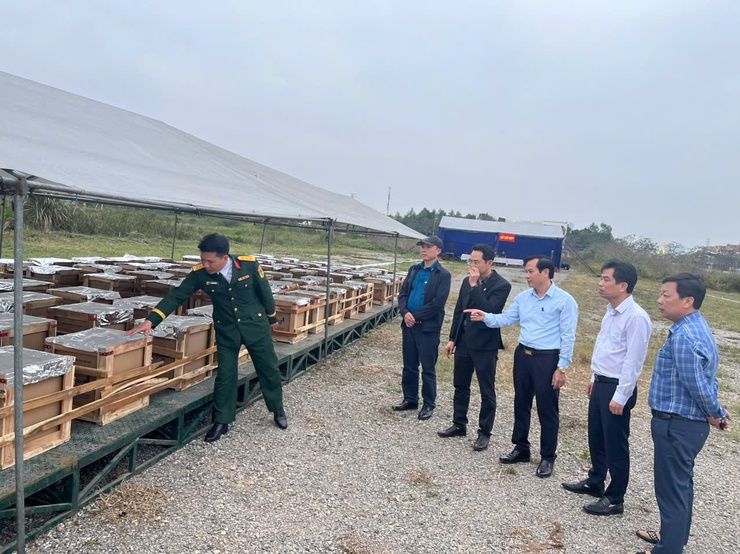 Lãnh đạo xã kiểm tra công tác chuẩn bị cho đêm Giao thừa - Ảnh 3.