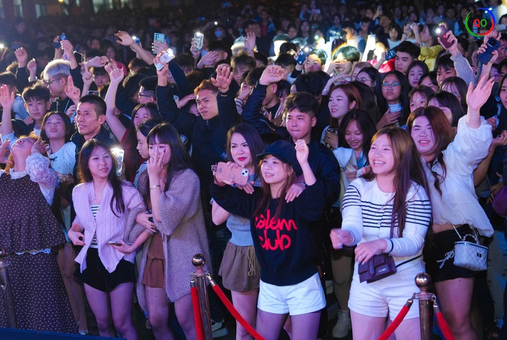 Rộn ràng Đêm giao thừa Xuân Bính Ngọ 2026: Sắc xuân thăng hoa – Pháo hoa rực sáng bầu trời Quốc Oai- Ảnh 31.