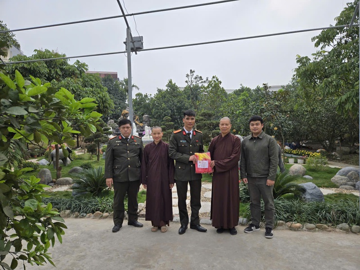 Công an phường Phú Lương đẩy mạnh phong trào “Ba nhất” tại các cơ sở tín ngưỡng, góp phần giữ vững bình yên địa bàn- Ảnh 2.