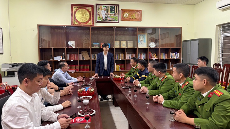 Lãnh đạo phường Xuân Phương thăm, chúc Tết các lực lượng làm nhiệm vụ đêm giao thừa- Ảnh 7.