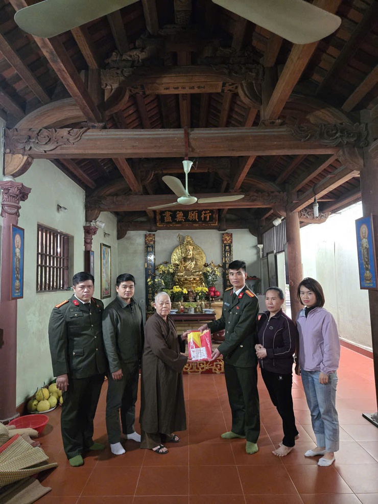 Công an phường Phú Lương đẩy mạnh phong trào “Ba nhất” tại các cơ sở tín ngưỡng, góp phần giữ vững bình yên địa bàn- Ảnh 3.