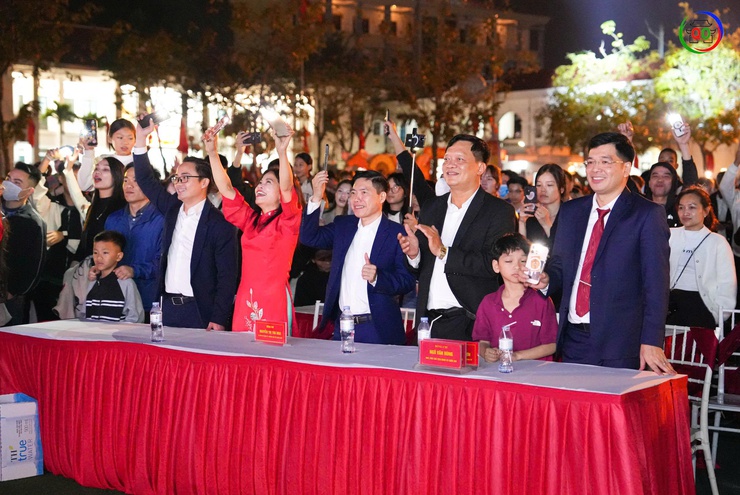 Rộn ràng Đêm giao thừa Xuân Bính Ngọ 2026: Sắc xuân thăng hoa – Pháo hoa rực sáng bầu trời Quốc Oai- Ảnh 34.