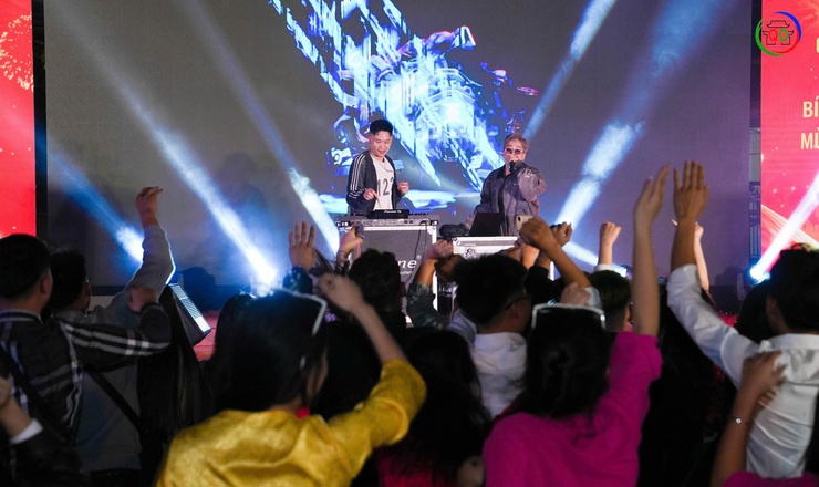 Rộn ràng Đêm giao thừa Xuân Bính Ngọ 2026: Sắc xuân thăng hoa – Pháo hoa rực sáng bầu trời Quốc Oai- Ảnh 32.