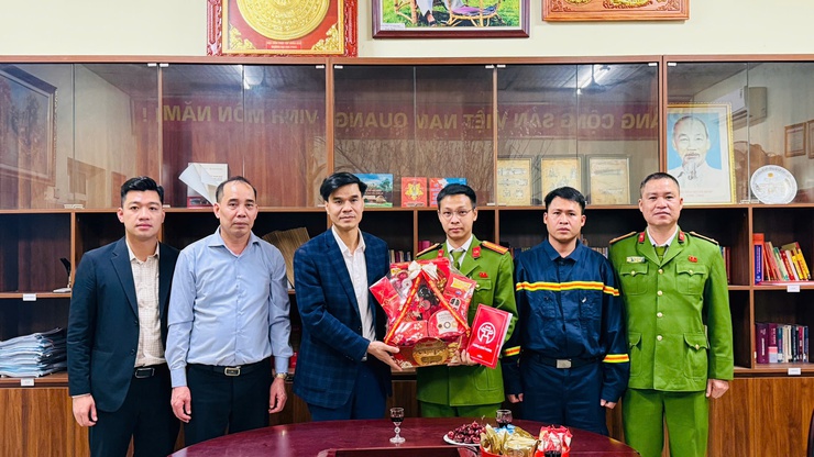 Lãnh đạo phường Xuân Phương thăm, chúc Tết các lực lượng làm nhiệm vụ đêm giao thừa- Ảnh 6.