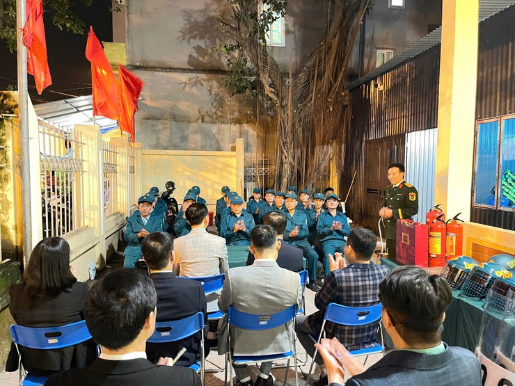 Lãnh đạo Đảng ủy- HĐND- UBND phường Phú Lương thăm và chúc tết Ban CHQS phường đêm giao thừa Bính Ngọ 2026- Ảnh 3.