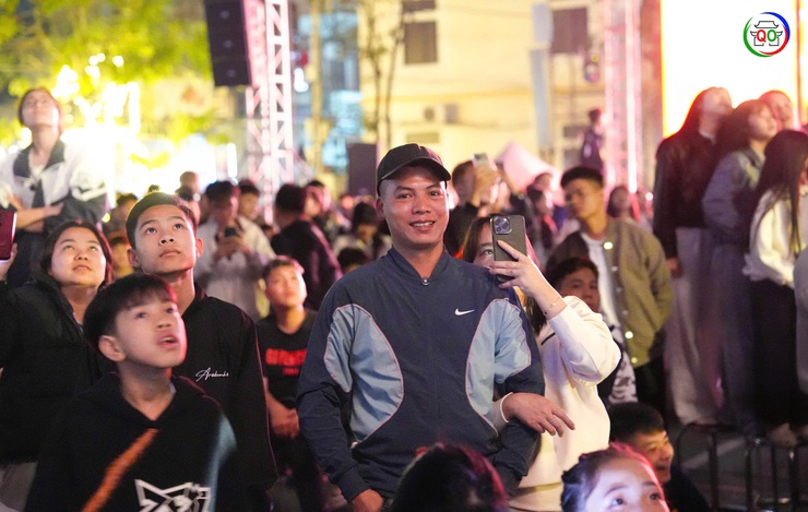 Rộn ràng Đêm giao thừa Xuân Bính Ngọ 2026: Sắc xuân thăng hoa – Pháo hoa rực sáng bầu trời Quốc Oai- Ảnh 37.