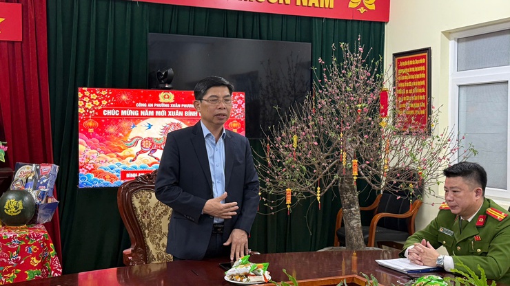 Lãnh đạo phường Xuân Phương thăm, chúc Tết các lực lượng làm nhiệm vụ đêm giao thừa- Ảnh 1.