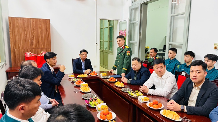 Lãnh đạo phường Xuân Phương thăm, chúc Tết các lực lượng làm nhiệm vụ đêm giao thừa- Ảnh 3.