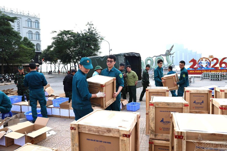 Lãnh đạo Bộ Tư lệnh Thủ đô kiểm tra, động viên lực lượng làm nhiệm vụ tại trận địa pháo hoa số 5, phường Tây Hồ- Ảnh 4.