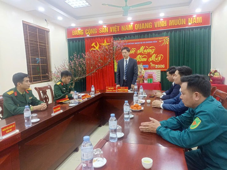 Lãnh đạo Đảng ủy, UBND xã Dương Hoà thăm, chúc Tết, tặng quà các đơn vị làm nhiệm vụ trực Tết- Ảnh 4.