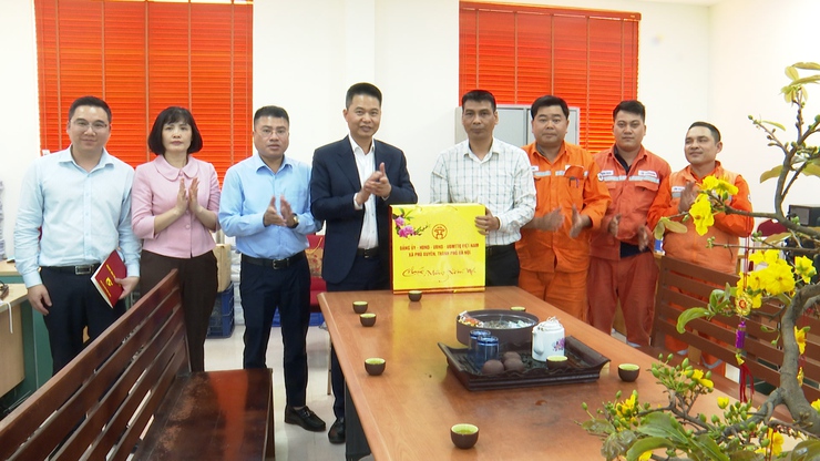 Đồng Chí Bí Thư Đảng ủy xã Phú Xuyên thăm, chúc tết các đơn vị làm nhiệm vụ trực tết 2026- Ảnh 5.