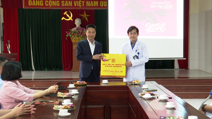 Đồng Chí Bí Thư Đảng ủy xã Phú Xuyên thăm, chúc tết các đơn vị làm nhiệm vụ trực tết 2026- Ảnh 4.