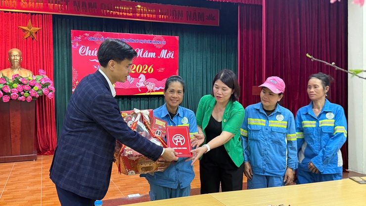 Lãnh đạo phường Xuân Phương thăm, chúc Tết các lực lượng làm nhiệm vụ đêm giao thừa- Ảnh 9.