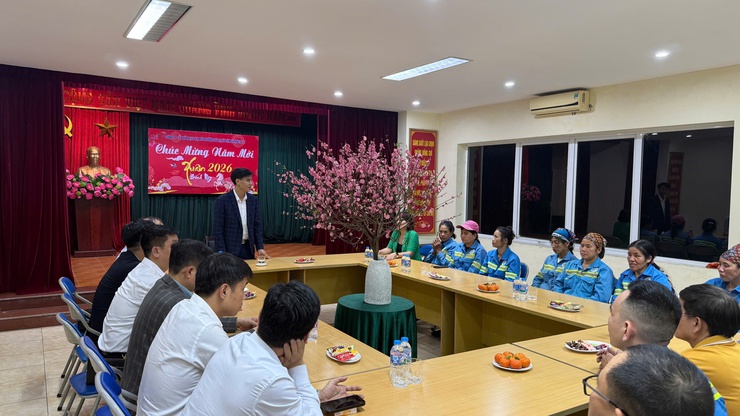 Lãnh đạo phường Xuân Phương thăm, chúc Tết các lực lượng làm nhiệm vụ đêm giao thừa- Ảnh 8.