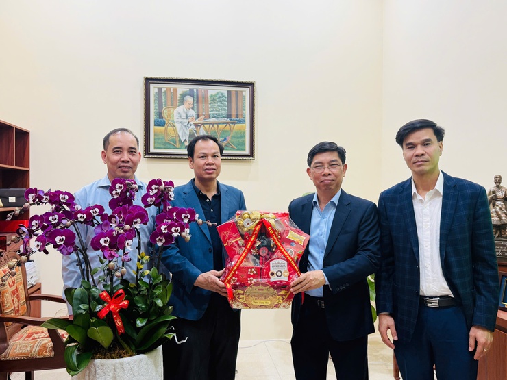 Lãnh đạo phường Xuân Phương thăm, chúc Tết các lực lượng làm nhiệm vụ đêm giao thừa- Ảnh 5.