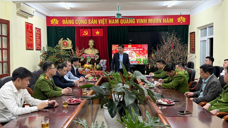 Lãnh đạo phường Xuân Phương thăm, chúc Tết các lực lượng làm nhiệm vụ đêm giao thừa- Ảnh 2.