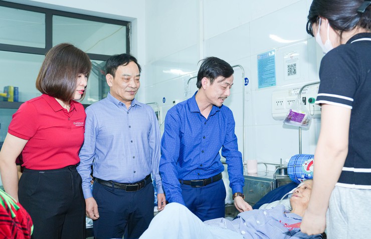 ĐOÀN THANH NIÊN NGÂN HÀNG AGRIBANK QUỐC OAI TỔ CHỨC CHƯƠNG TRÌNH "XUÂN YÊU THƯƠNG" TRAO QUÀ CHO BỆNH NHÂN ĐIỀU TRỊ NỘI TRÚ TẠI BỆNH VIỆN ĐA KHOA QUỐC OAI- Ảnh 4.