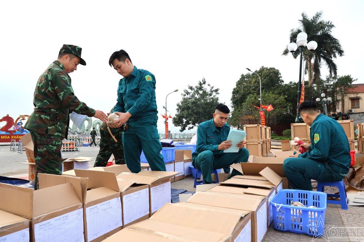 Lãnh đạo Bộ Tư lệnh Thủ đô kiểm tra, động viên lực lượng làm nhiệm vụ tại trận địa pháo hoa số 5, phường Tây Hồ- Ảnh 5.