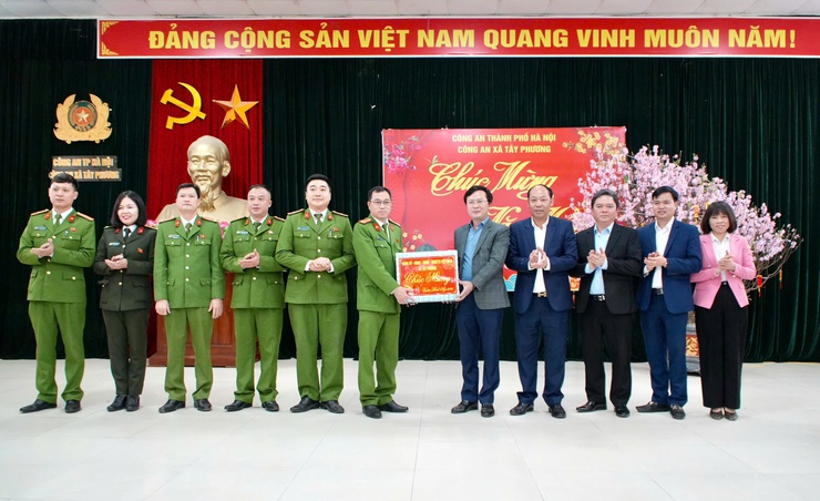 LÃNH ĐẠO XÃ TÂY PHƯƠNG THĂM, CHÚC TẾT CÁC LỰC LƯỢNG LÀM NHIỆM VỤ NHÂN DỊP XUÂN BÍNH NGỌ 2026.- Ảnh 4.