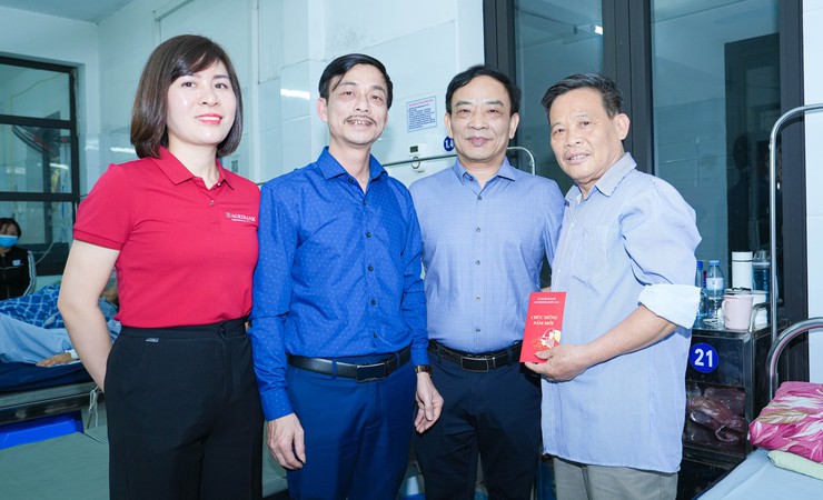 ĐOÀN THANH NIÊN NGÂN HÀNG AGRIBANK QUỐC OAI TỔ CHỨC CHƯƠNG TRÌNH "XUÂN YÊU THƯƠNG" TRAO QUÀ CHO BỆNH NHÂN ĐIỀU TRỊ NỘI TRÚ TẠI BỆNH VIỆN ĐA KHOA QUỐC OAI- Ảnh 5.